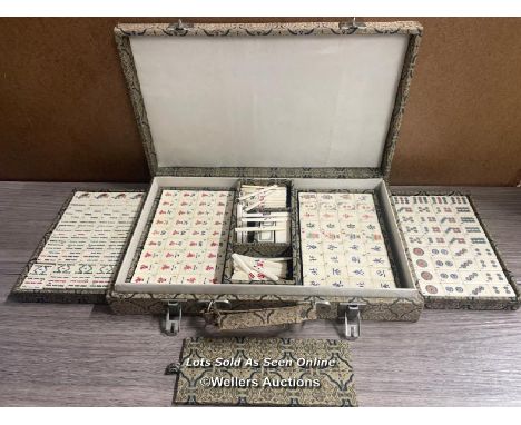 *VINTAGE BONE &amp; BAMBOO MAHJONG SET COMPLETE IN SILK LINED CARRYING CASE