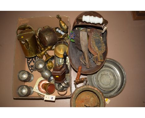 A quantity of late 19th/early 20th Century metalware, to include: copper tea urn, no lid; copper coal scuttle; tea caddy; ket