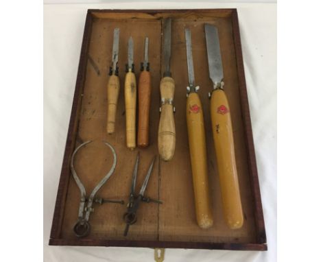 A quantity of vintage woodturning chisels. Together with a divider and a calliper. Chisels Sheffield marked. Tools are on woo