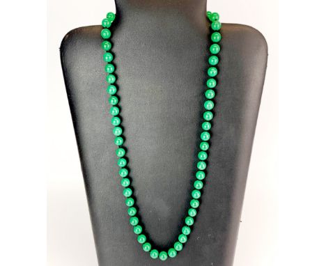 A single strand necklace of 10mm green jade beads, necklace L. 68cm.