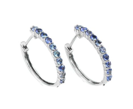 A pair of 925 silver hoop earrings set with tanzanites, L. 2.2cm.