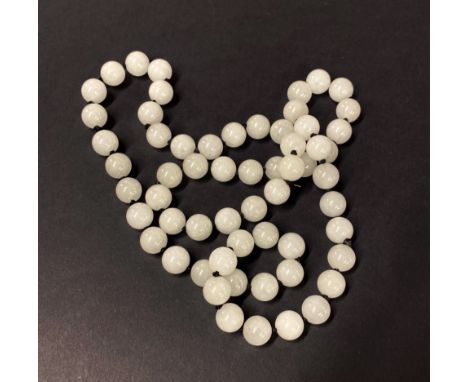 A single strand white jade necklace, necklace L. 68cm.