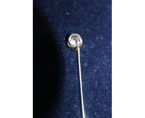 A 15ct Gold stick pin with Pearl decoration 1.65g 