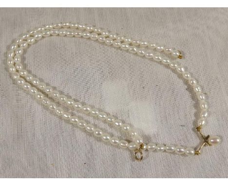 A lady's pearl necklace with 9ct gold clasp, approximate length 40cm - Est £20 -£40