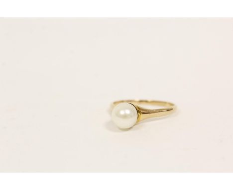 Single pearl set ring, probably 15. 2.9g 