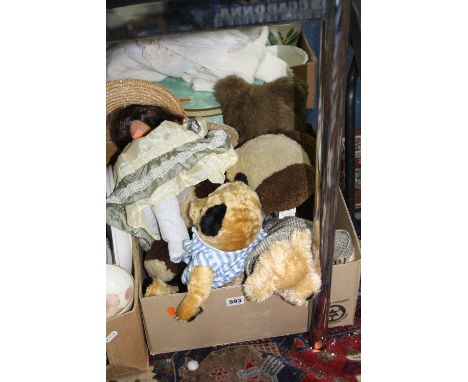 A QUANTITY OF TEDDY BEARS AND DOLLS, to include modern Deans Rag book collectors bears