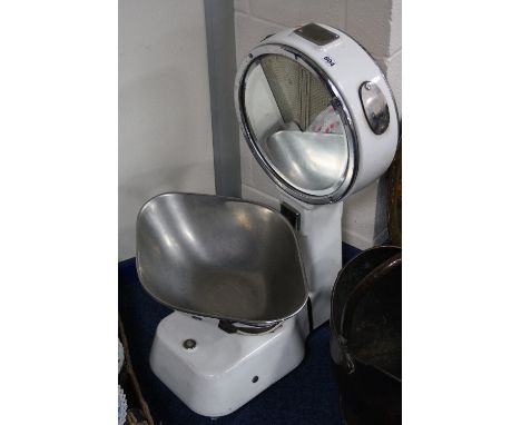 A SET OF AVERY DOUBLE SIDED GROCERS SCALES, weighs upto 14lbs, one side with price per lb scale, model no.1201 CEA
