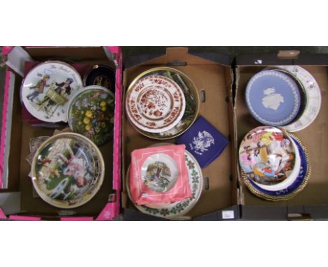 Three trays of wall/cabinet plates including Wedgwood, Spode etc. (3 trays). 