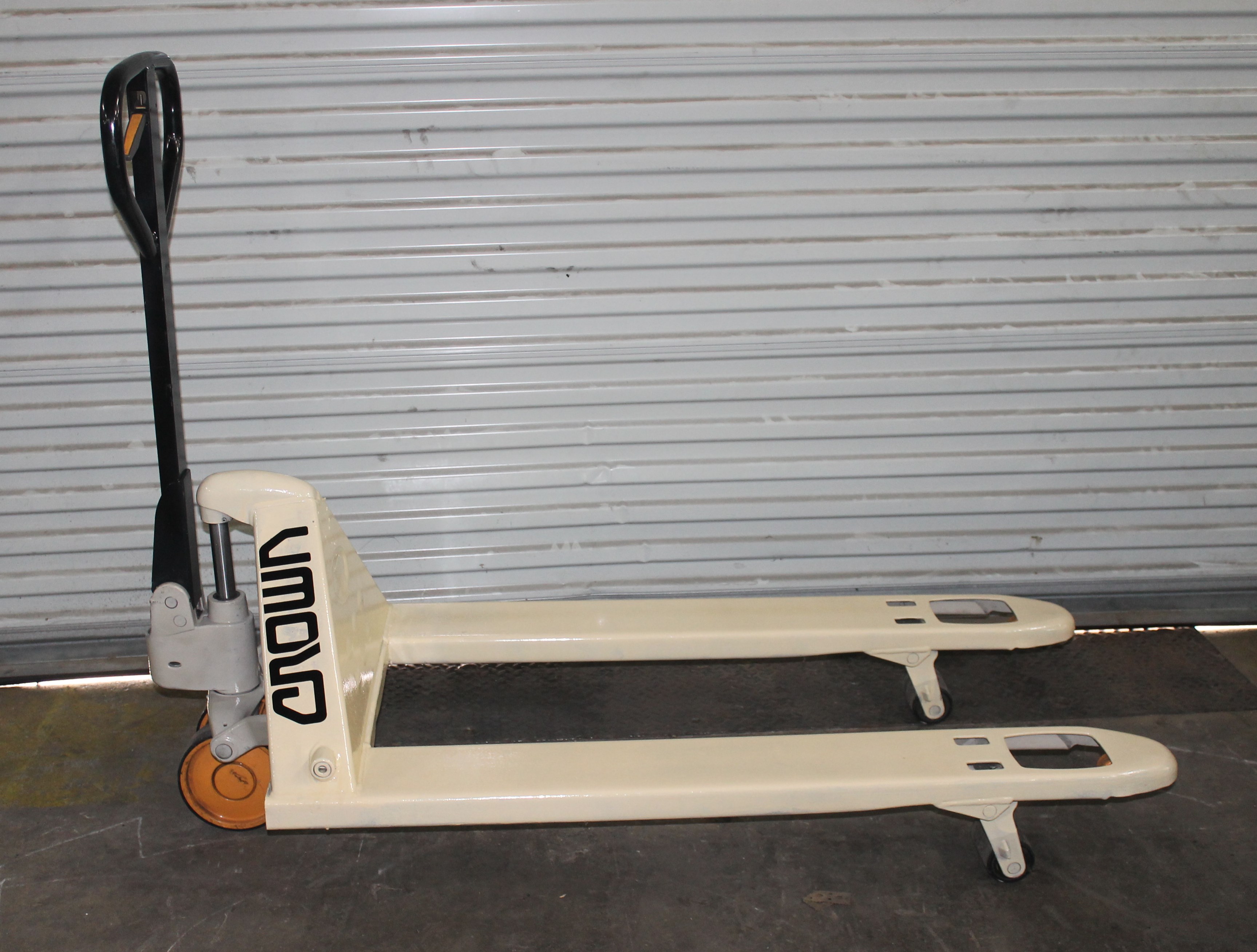 CROWN HAND PALLET JACK, SIZE 27"W X 48"L 5000 CAPACITY, QTY1