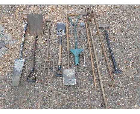 Quantity of garden hand tools including shovels 