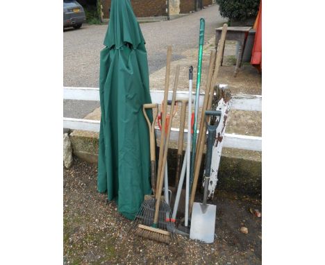 Quantity of garden tools and parasol (no bottom pole)