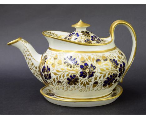 New Hall - teapot on stand, pattern no. 562 (ex Brian J Penny Collection), 6.25" high (2)