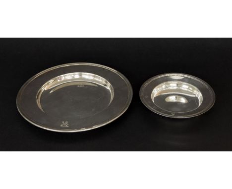 Silver 'Armada' circular dish, London 1977, maker C S R Ltd, 4.75" diameter, 2.8oz approx; also a silver circular plate with 