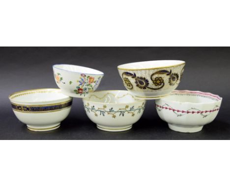 New Hall - four slop bowls in pattern nos. 585, 122, 84 and U82; together with a sugar basin in pattern no. 940 (5)