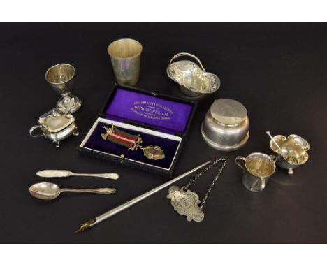Selection of assorted silver and bijouterie, to include an inkwell and quill pen, 'Port' decanter label, thimble, tot, miniat
