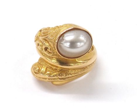 Yellow metal crossover pearl set ring, stamped '21k', 10.1gm (133620-1-A)