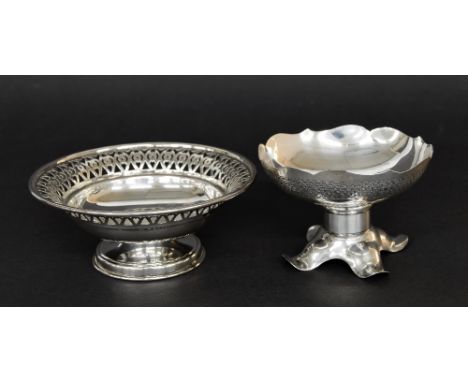 Circular silver pierced pedestal bon-bon dish, Sheffield 1965, maker Poston Products Ltd, 5" diameter, 3.6oz approx; together