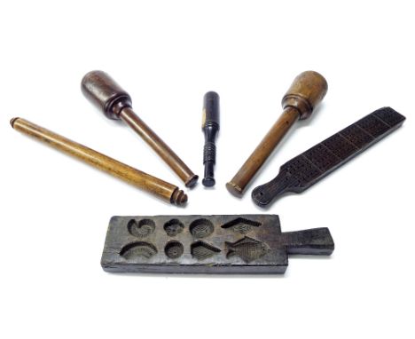 Assorted treen items to include two large pestles, priest, mould, cribbage board and another cribbage board measuring 15" lon