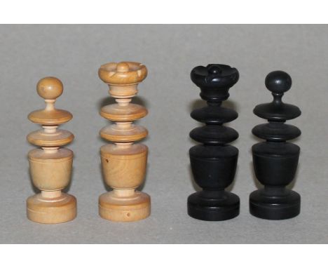 Europa. Schachfiguren aus Holz im Régence - Stil. Eine Partei in schwarz, die andere in naturfarben. Produktion aus der erste