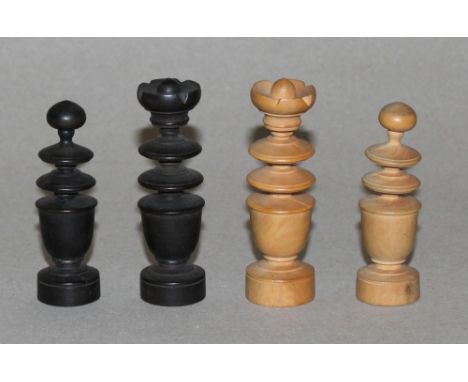Europa. Schachfiguren aus Holz im Régence - Stil. Eine Partei in schwarz, die andere naturfarben. Produktion aus der ersten H