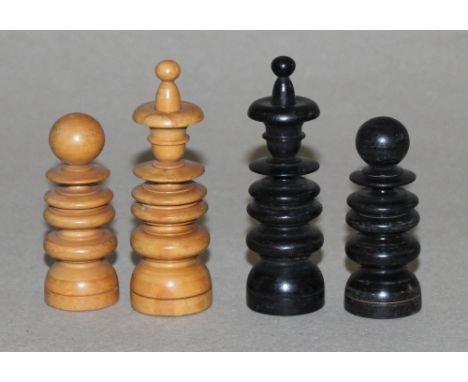 Europa. England. Schachfiguren aus Holz in Anlehnung an den St. George - Stil. Eine Partei in mittelbraun, die andere in schw