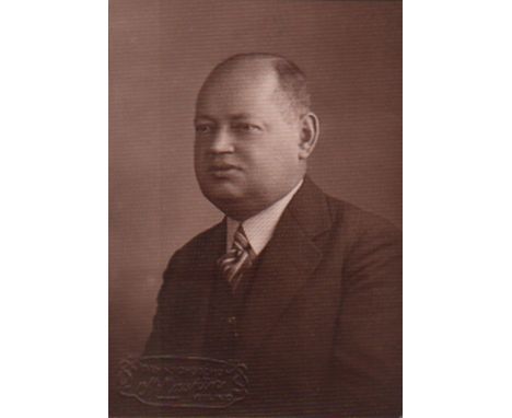 Foto. Spielmann, Rudolf. Schwarzweißes Foto mit einem Porträt von Rudolf Spielmann aus der Zeit um 1916. Größe 6,2 x 8,7 cm. 