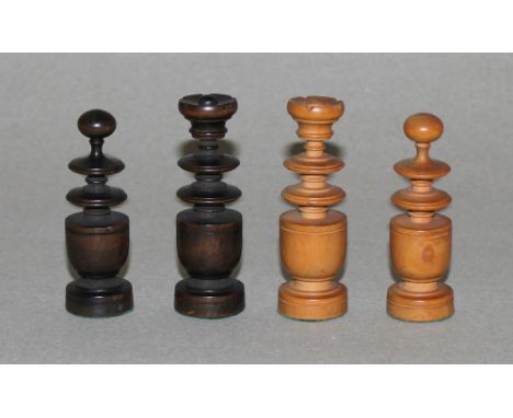 Europa. Schachfiguren aus Holz im Régence - Stil. Eine Partei in dunkelbraun, die andere in mittelbraun. Produktion aus der e