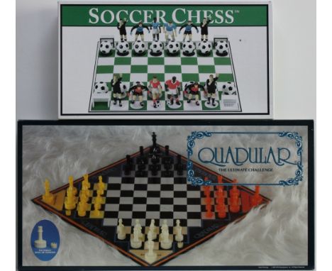 Amerika. USA. Soccer Chess. Schachspiel mit Schachbrett aus Kunststoff. Die eine Partei in rot, die andere in blau. Miami, Bi