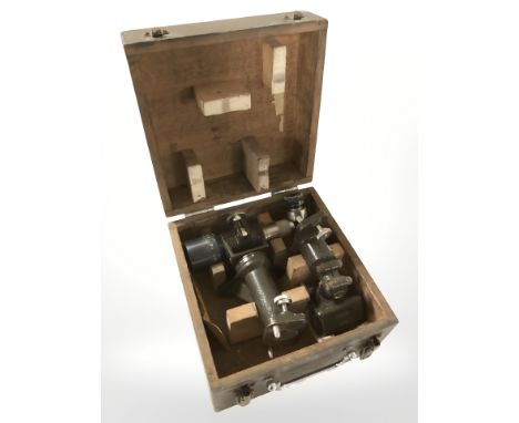 An R Poulin French military telescopic sight, in pine storage box, width 24 cm.