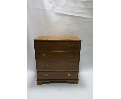 A MAHOGANY CHEST OF DRAWERS IN GEORGIAN STYLE the rectangular top with moulded rim above four long graduated drawers with pie