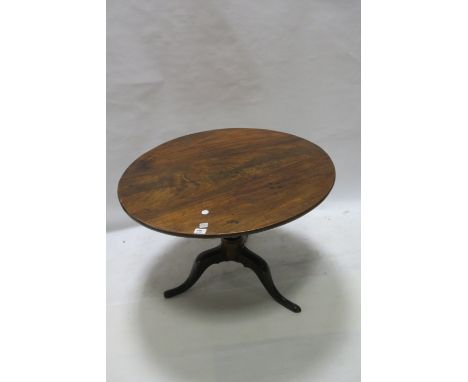 A GEORGIAN MAHOGANY OCCASIONAL TABLE, the circular moulded top above a baluster column on tripod support with pad feet,70cms 