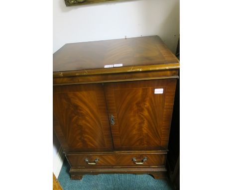 A GEORGIAN STYLE MAHOGANY CABINET rectangular top with moulded rim above a pair of cupboard doors with one long drawer on sha