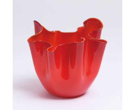   Vase 'Fazzoletto Opalini'  Entwurf 1948 von Fulvio Bianconi und Paolo Venini, Ausführung 2017. Rotes Milchglas. Auf der Unt