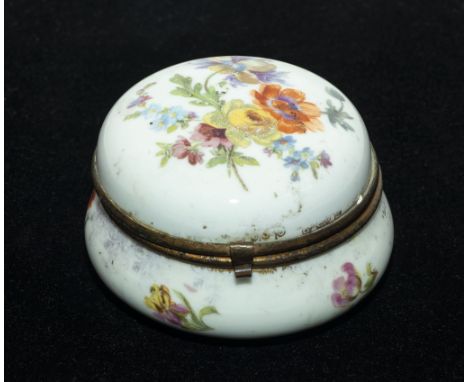 A porcelain trinket box