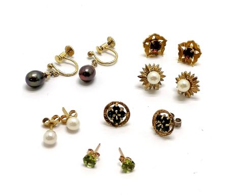 6 x pairs of 9ct gold earrings (3 pairs unmarked) inc pearl, garnet etc - 10g total weight - SOLD ON BEHALF OF THE NEW BREAST