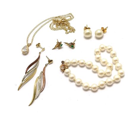 9ct marked gold pendant on chain, gold mounted pearl earrings and bracelet &amp; 2 pairs of gold earrings ~ total weight (wit