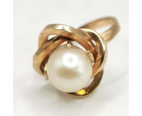 18ct foreign gold marked pearl set ring - size K &amp; 3.4g total weight 