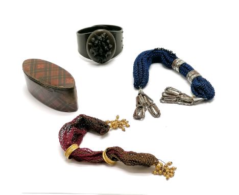 Antique early bakelite (?) bangle (with old repair) t/w 2 misers purses &amp; tartanware oval snuff box (with losses to surfa