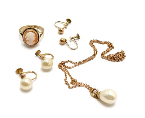 Qty of 9ct jewellery - hand carved cameo ring (size M), pearl pendant on gold 44cm chain, 2 x pairs of screw back earrings (1