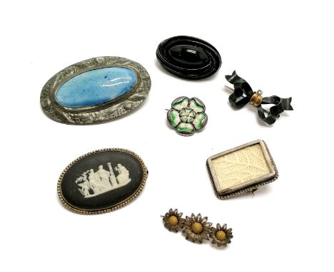 7 x brooches inc John Millward Banks Chester silver rose enamel brooch, Wedgwood unmarked silver, Ruskin type etc - daisy bro