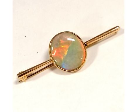 14ct marked gold brooch set with an opal (1.5cm across) - 4g total weight 