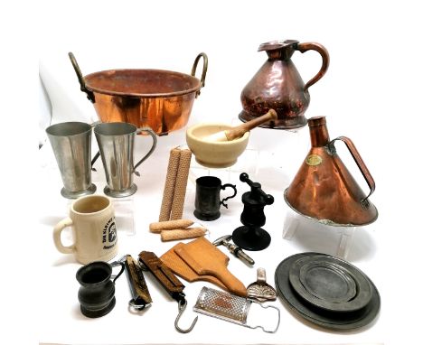 Quantity of kitchen Alia incl. a copper Bloods Whistling kettle, copper jug and jam pan, pestle and mortar, nutcracker, lemon