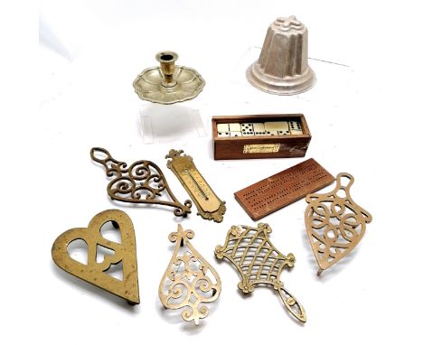 4 x antique brass trivets, brass thermometer, vintage trivet, domino set (box a/f) etc 
