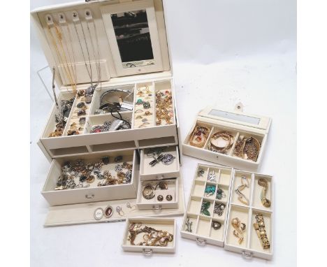 Large white jewellery box + matching travel box containing 3 silver chains + lockets, 18ct gold pearl drop earrings, commemor