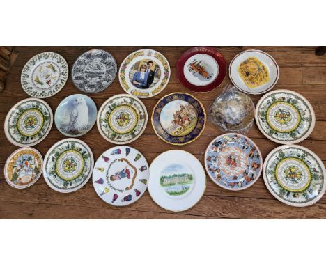 Limited edition porcelain plates including Aynsley, Royal Doulton, Limoges, Spode, and Wedgwood. (17) B