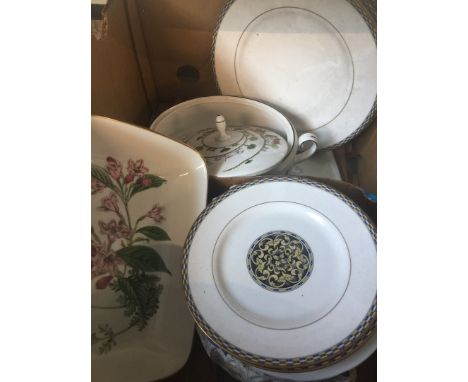 A box of mixed pottery, incl Worcester and Spode 