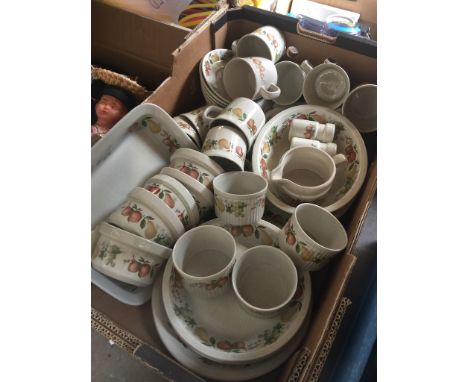 Large quantity of wedgwood quince pattern dinner/tea ware to include teapot 