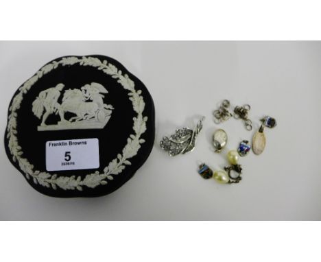 A Wedgwood black Jasper Ware trinket dish and cover containing a small selection of jewellery to include a silver locket, fau