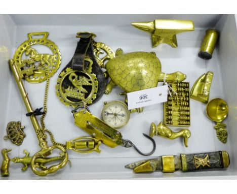 Brass wares to include a Skean Dhu, an abacus, a Salters pocket balance scale, a compass, anvil, tortoise etc. (a lot)