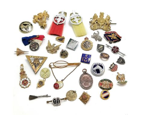 Qty of militaria inc RFC flying brooch, On war service 1916 badge, enamel Jamaica rum tie slide, scouting cap badges, BWLA en